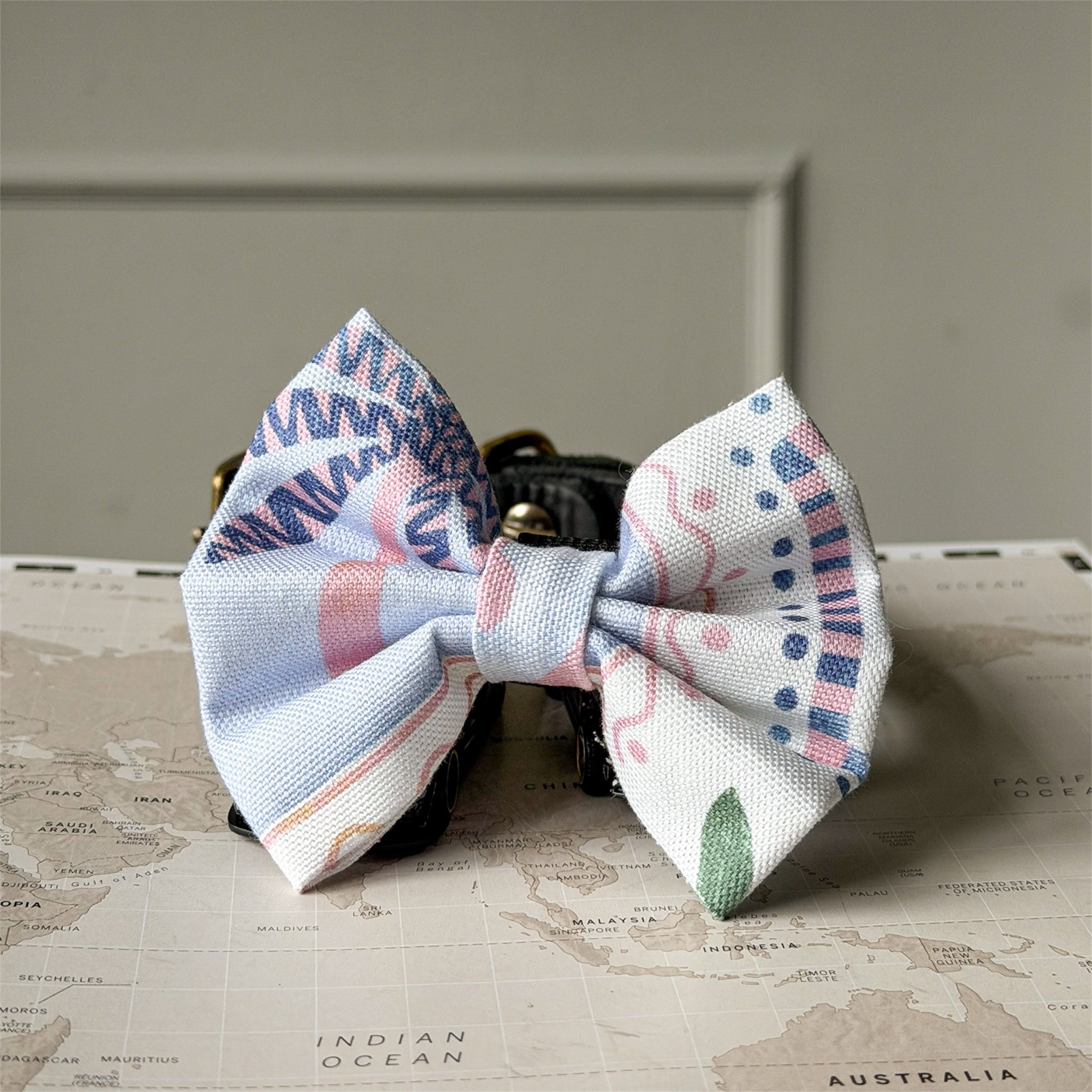 La Dolce Vita bow on a neutral background.
